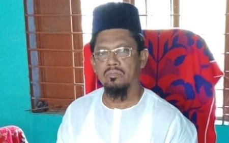 শ্যামনগরে অধ্যক্ষ ওজায়েরুল ইসলাম রোষানলে, স্থান থেকে দ্রুত পলায়ন