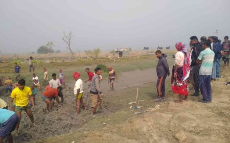 ডুমুরিয়ার বোরোধান চাষাবাদে লবণ পানি বন্ধে স্বেচ্ছাশ্রমে বাঁধ নির্মাণ