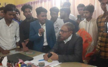 নাটোরে পরীক্ষা বয়কটের পর অধ্যক্ষকে অবরুদ্ধ করে পদত্যাগ দাবি শিক্ষার্থীদের