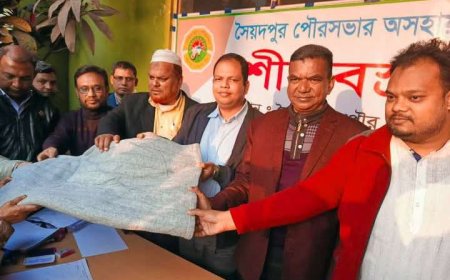 সৈয়দপুরে ১২ শ' শীতার্ত নারী পুরুষকে শীতবস্ত্র দিল পৌরসভা