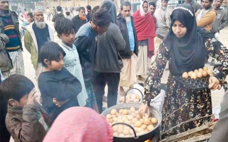 নাটোরে ছুটিতে এসে ডিম বিক্রি করছে চট্টগ্রাম বিশ্ববিদ্যালয়ের ছাত্রী টুম্পা