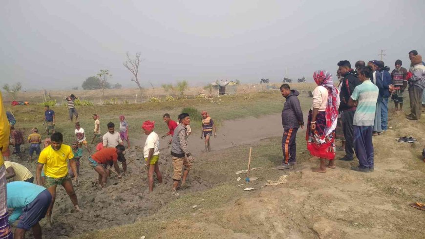 ডুমুরিয়ার বোরোধান চাষাবাদে লবণ পানি বন্ধে স্বেচ্ছাশ্রমে বাঁধ নির্মাণ