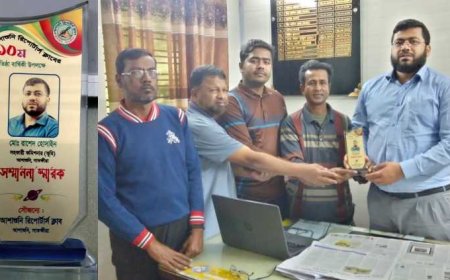 আশাশুনি রিপোর্টার্স ক্লাবের পক্ষ থেকে এসিল্যান্ডকে ক্রেস্ট প্রদান