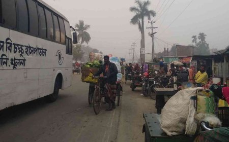 ডুমুরিয়ার আঠারমাইলে সড়কের উপর বাজার, দীর্ঘ যানযটে চরম দুর্ভোগ