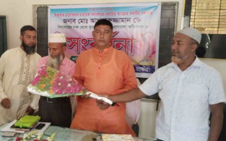 মোজাহার মেমোরিয়াল মাধ্যমিক বিদ্যালয়ের সভাপতি আখতারুজ্জামান বাপ্পীকে ফুলেল শুভেচ্ছা