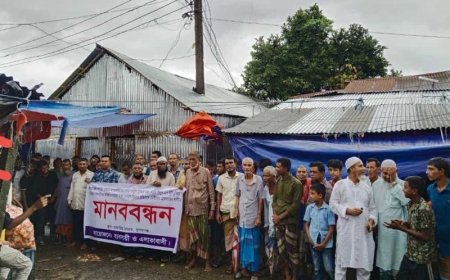 সুনামগঞ্জেৱ পাথারিয়া বাজারে দখলকরে ঘর নির্মাণের প্রতিবাদে মানববন্ধন