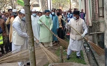 শ্যামনগরে ঝাড়ু হাতে পরিষ্কার পরিচ্ছন্নতা অভিযান শুরু করলেন এমপি গাজী নজরুল