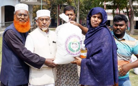 শ্যামনগরে গরীব ও অসহায় মানুষের খাদ্যসামগ্রী বিতরণ