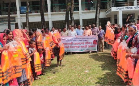 পাইকগাছায় প্রতিবন্ধী এবং জেলেদের মাঝে হুইল চেয়ার ও লাইফ জ্যাকেট বিতরণ