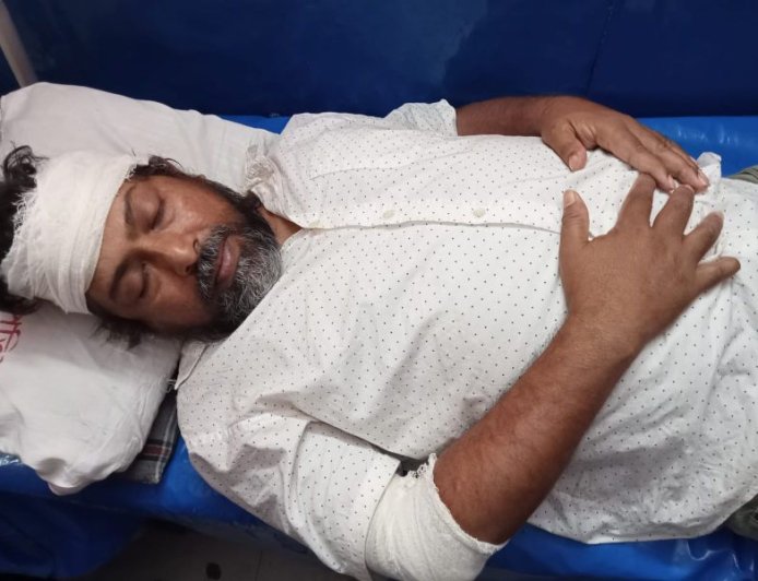 শ্যামনগরে যুবদল নেতার নেতৃত্বে প্রেসক্লাবে ঢুকে সভাপতির উপর হামলা