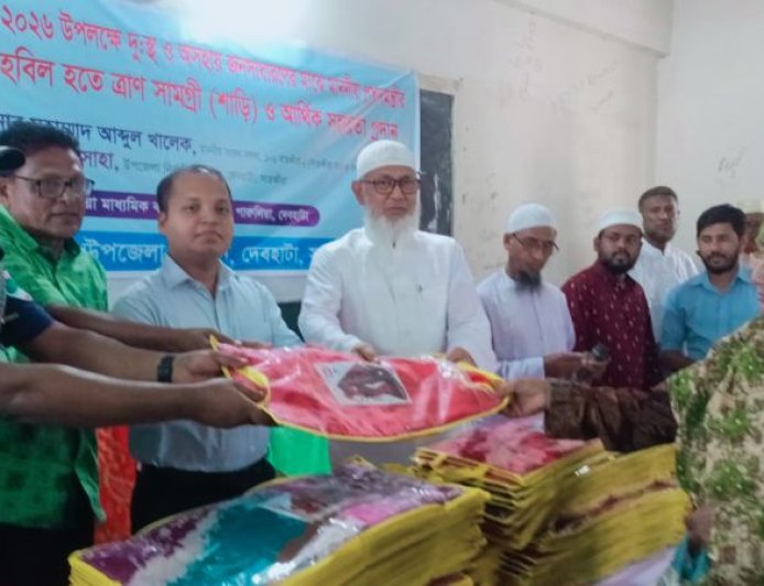 দেবহাটায় অসহায়দের মাঝে শাড়ি ও নগদ অর্থ বিতরণ