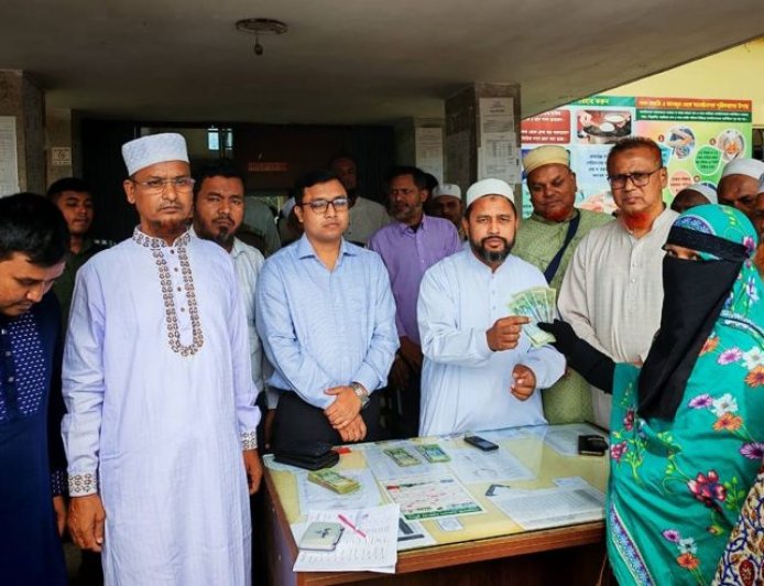 প্রধানমন্ত্রীর ত্রাণ তহবিল থেকে দেওয়া সহায়তার অর্থ পেলেন সৈয়দপুরের ২৫০ পরিবার