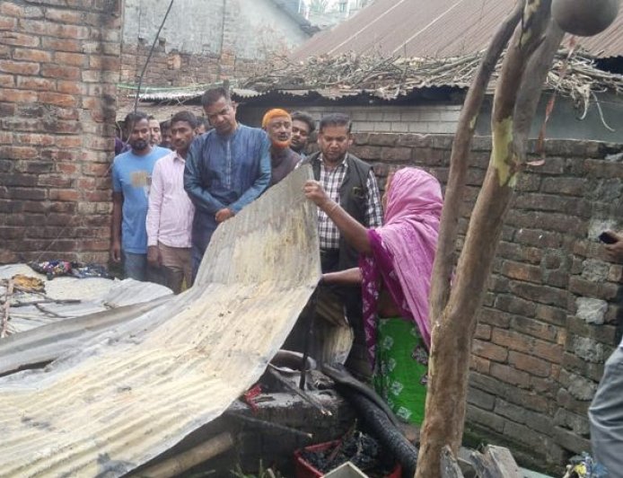 সৈয়দপুরে অগ্নিকান্ডে ক্ষতিগ্রস্ত ছয় পরিবারের পাশে দাড়ালেন বিএনপি নেতা শাহীন