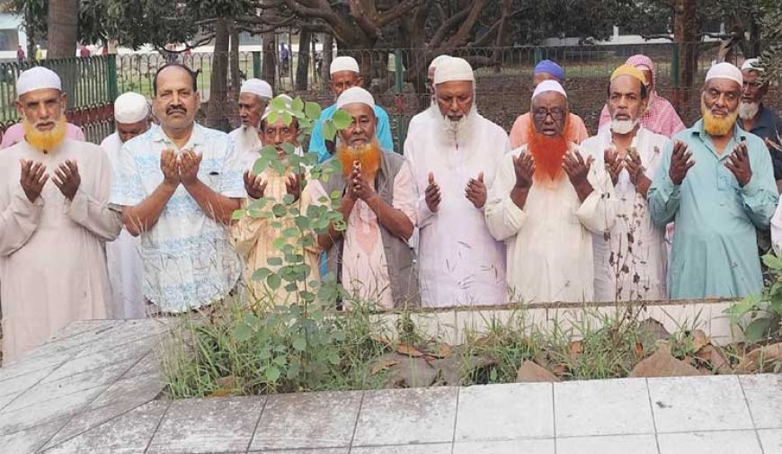 দেবহাটায় মুক্তিযোদ্ধাদের কবর জিয়ারত ও ইফতার মাহফিল