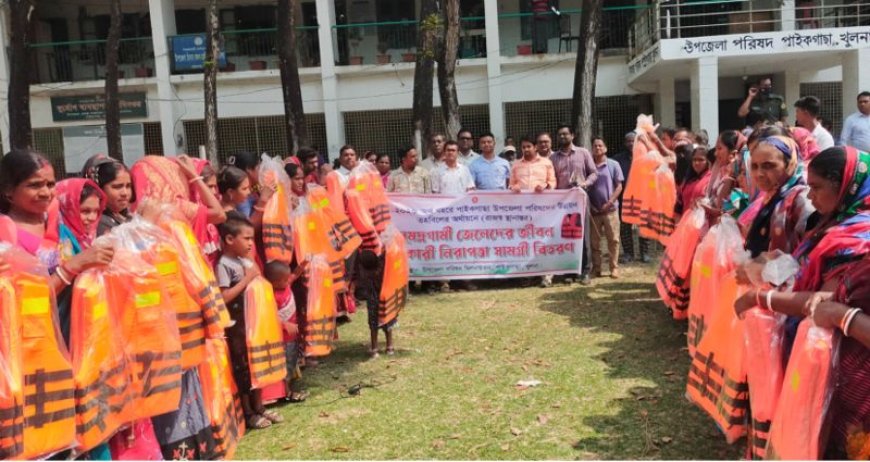 পাইকগাছায় প্রতিবন্ধী এবং জেলেদের মাঝে হুইল চেয়ার ও লাইফ জ্যাকেট বিতরণ
