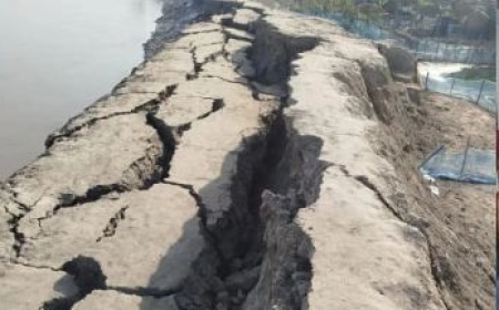 আশাশুনির  গোয়ালডাঙ্গা বাজারে বেড়িবাঁধে আবারো ভাঙ্গন