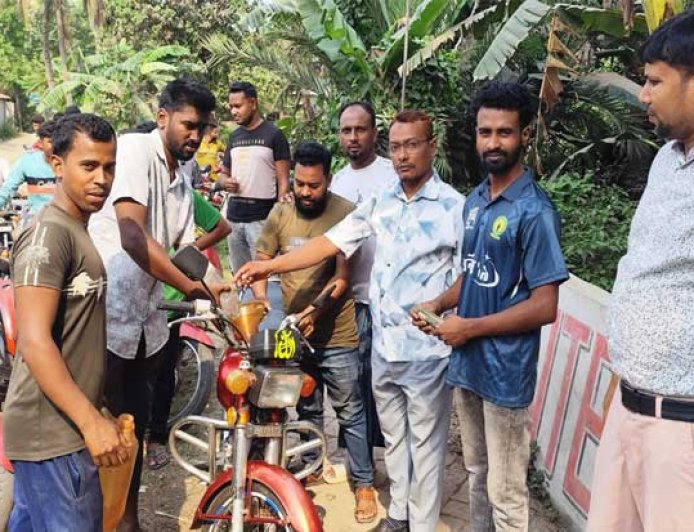দেবহাটায় শান্তিপূর্ণ পরিবেশে জ্বালানি তেল বিক্রি, বরাদ্দ বাড়ানোর দাবি