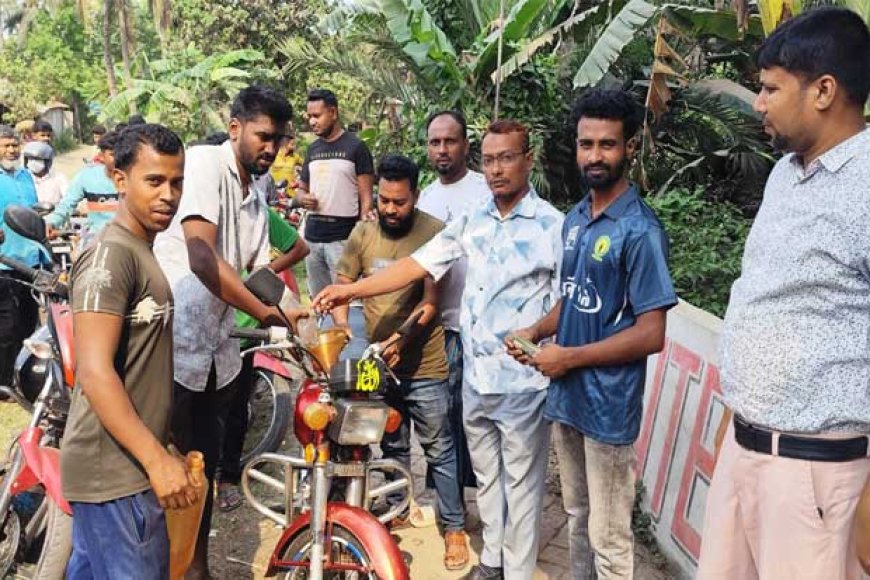 দেবহাটায় শান্তিপূর্ণ পরিবেশে জ্বালানি তেল বিক্রি, বরাদ্দ বাড়ানোর দাবি