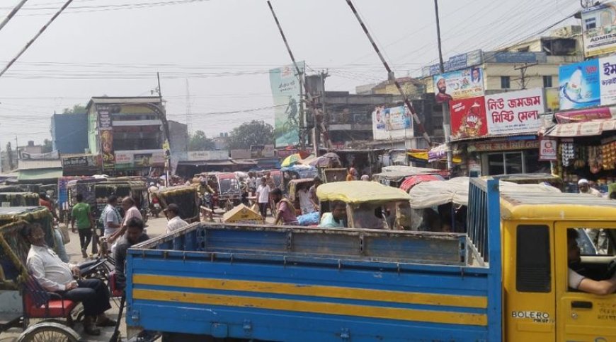ফুটপাত ও সড়ক দখলে সৃষ্ট যানজটে অতিষ্ঠ সৈয়দপুরবাসী