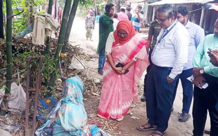 কবরাস্থানের পাশে খোলা আকাশে বাস করা নারীর পাশে ইউএনও