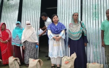 সৈয়দপুরে ঝড়ে ক্ষতিগ্রস্ত ২০ পরিবার ও ৪ প্রতিষ্ঠানে ঢেউটিন, অর্থ ও খাদ্য বিতরণ
