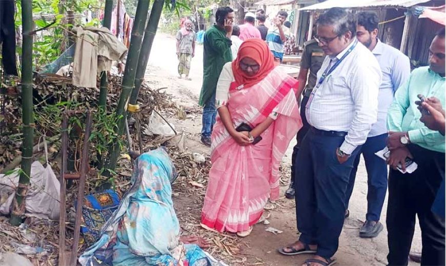 কবরাস্থানের পাশে খোলা আকাশে বাস করা নারীর পাশে ইউএনও
