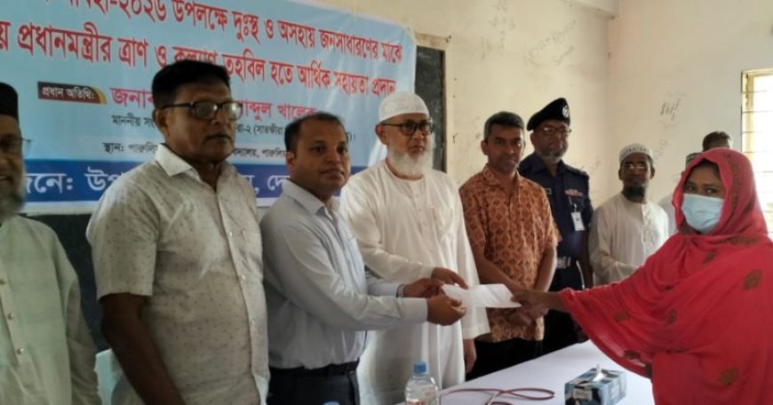 দেবহাটায় ঈদুল আযহা উপলক্ষে দুস্থ পরিবারের মাঝে অনুদান বিতরণ