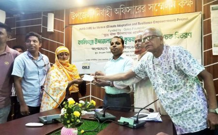 কালিগঞ্জে নারী কৃষকদের মাঝে ক্ষুদ্র বীজ উদ্যোগের প্রারম্ভিক খরচের চেক বিতরণ
