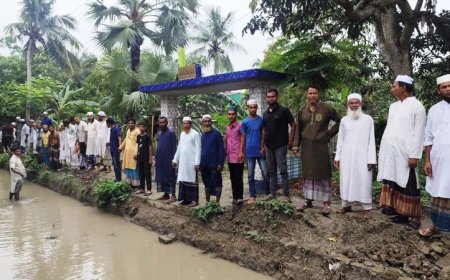 সাতক্ষীরার সখিপুরে খুঁড়ে রাখা রাস্তায় পানি জমে চরম ভোগান্তি