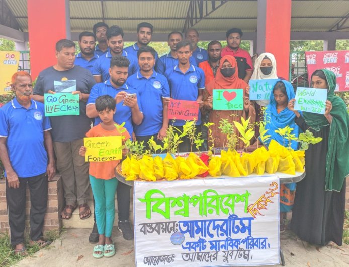 বিশ্ব পরিবেশ দিবসে দেবহাটায় গাছের চারা বিতরণ ও পরিচ্ছন্নতা অভিযান
