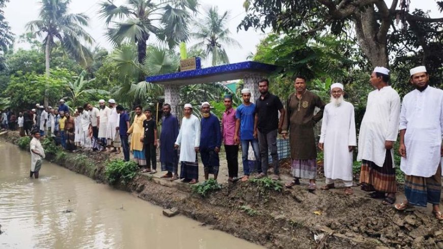 সাতক্ষীরার সখিপুরে খুঁড়ে রাখা রাস্তায় পানি জমে চরম ভোগান্তি