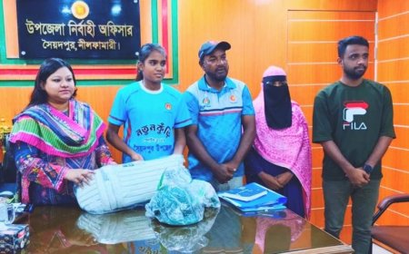 সৈয়দপুরে খেলার উপকরণ দিয়ে নারী ক্রিকেটারের পাশে ইউএনও 