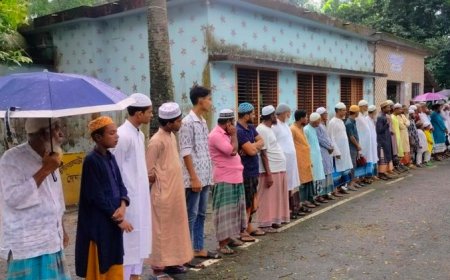 শ্যামনগরে মসজিদের পুকুর দখলের পাঁয়তারা ও হুমকির প্রতিবাদে মানববন্ধন