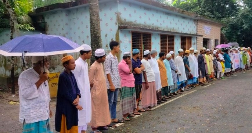শ্যামনগরে মসজিদের পুকুর দখলের পাঁয়তারা ও হুমকির প্রতিবাদে মানববন্ধন