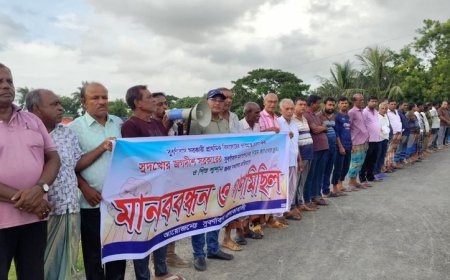 দেবহাটার সুবর্ণাবাদ শ্মশানের জমি দখলের প্রতিবাদে গ্রামবাসীর মানববন্ধন  
