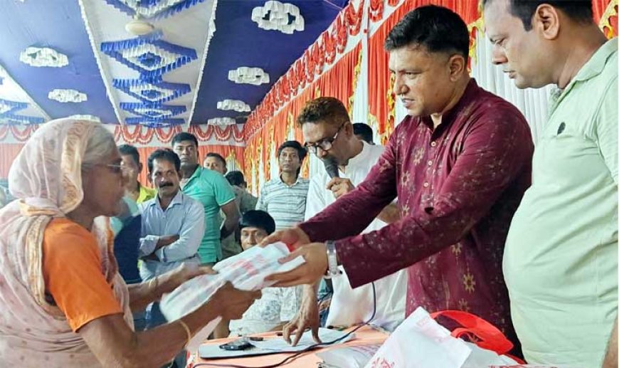 বড়াইগ্রামে ২ শতাধিক হিন্দু বিধবাকে নতুন শাড়ি দিলেন বিএনপি নেতা আসাদ
