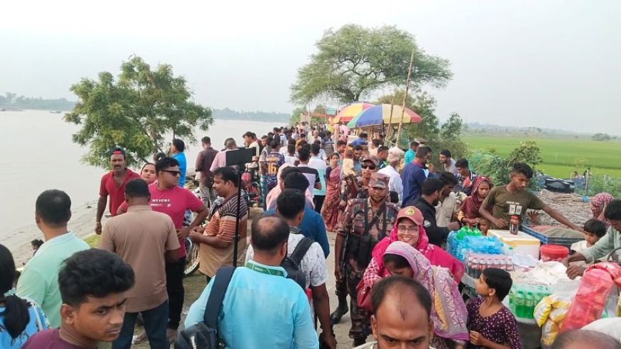 ইছামতীতে নিজ নিজ সীমানায় প্রতিমা বিসর্জন, হলো না দুই বাংলার মিলনমেলা