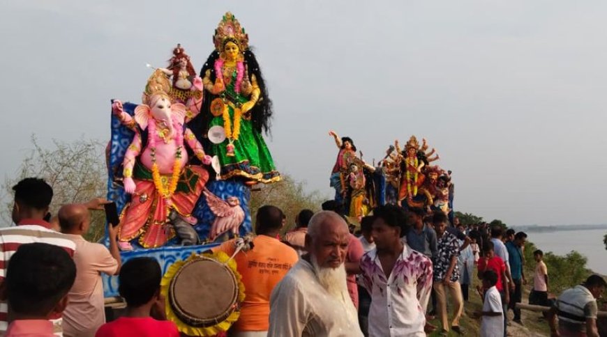 ইছামতীতে নিজ নিজ সীমানায় প্রতিমা বিসর্জন, হলো না দুই বাংলার মিলনমেলা